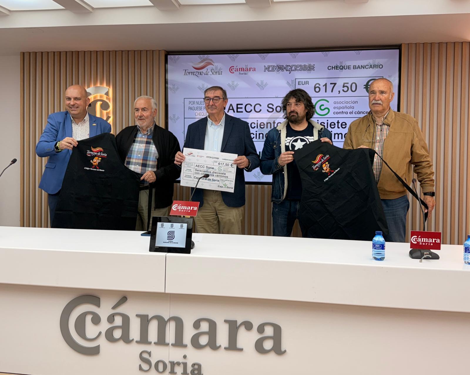 Torrezno de Soria entrega los 617,50 euros de la recaudación del Delantal Solidario a la Asociación Española Contra el Cáncer