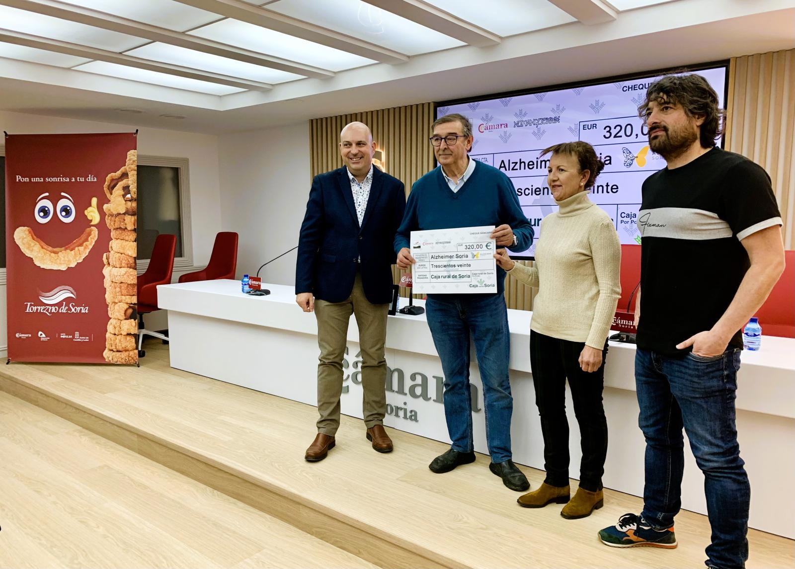 La Marca de Garantía Torrezno de Soria entrega los 320 euros de la recaudación del Delantal Solidario a Alzheimer Soria