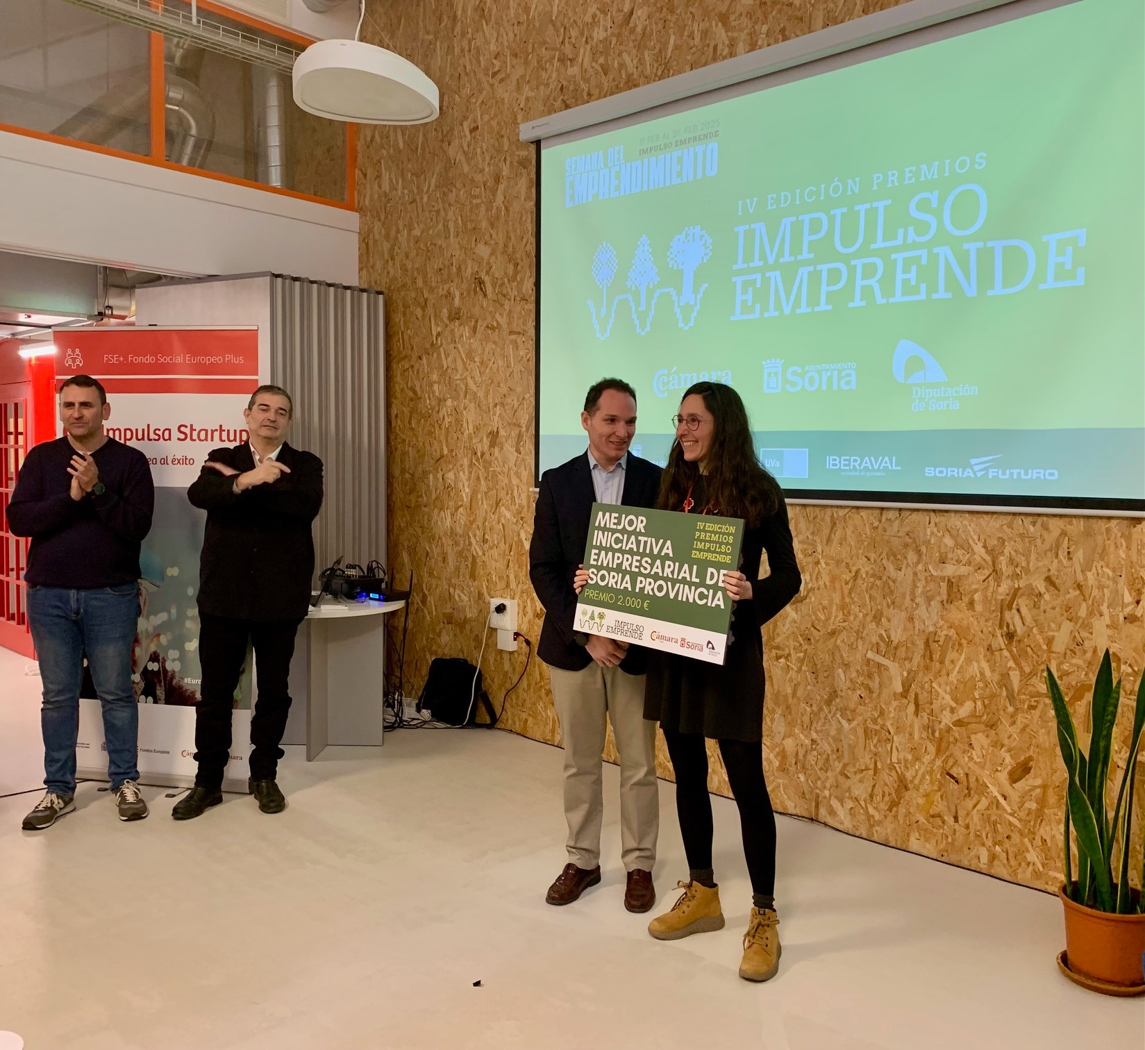 La tienda La Fresquera del Moncayo y un servicio de apoyo al autismo, Un TEA en casa, ganan los premios Impulso Emprende, mientras que el smartmupi de Neexo logra el premio Impulsa Startup