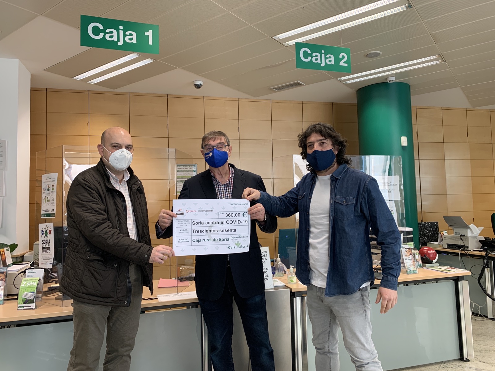 La Cámara y la Asociación de Fabricantes entregan los primeros 360 euros recaudados con el delantal de Torrezno de Soria, un gesto solidario para luchar contra el COVID