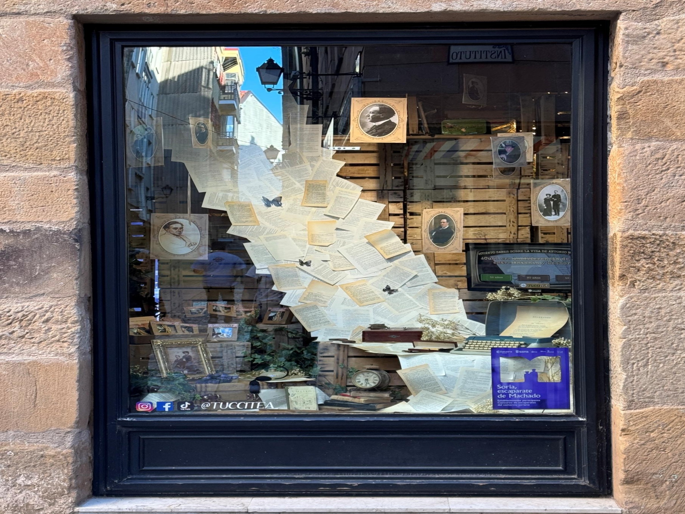 Copiplan y Dishom ganan el concurso de los libros decorados de ‘Soria, escaparate de Machado’ en los comercios de la ciudad